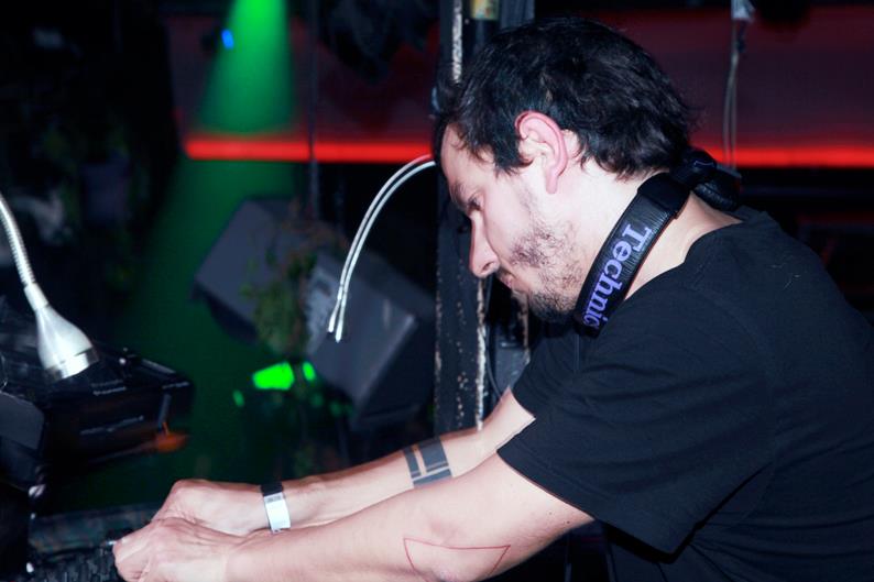 "Mark:Eno spinning vinils"